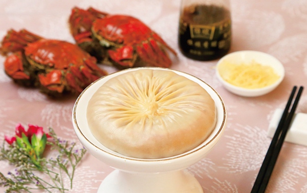 Jingjiang crab dumplings in soup (jìng jiāng xiè huáng tāng bāo)
