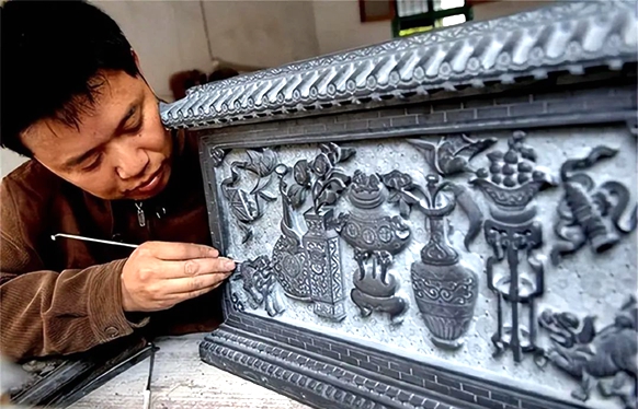 The three Huizhou-style crafts of carvings