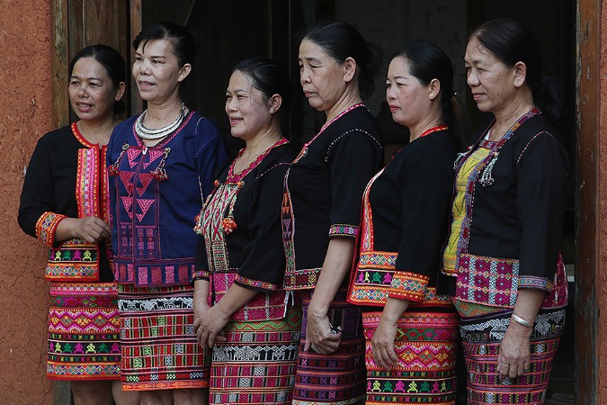 Inheritors of the Li ethnic group's primitive pottery art