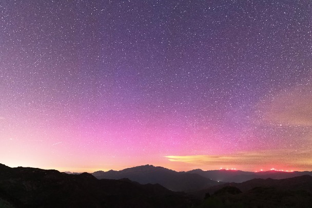 Rose-colored aurora illuminates the night sky in Shanxi