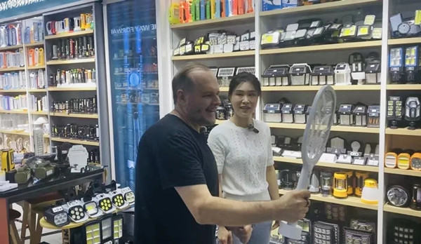 1716279739084017044.jpg 巴西媒体参观义乌国际商贸城.webp_副本.jpg