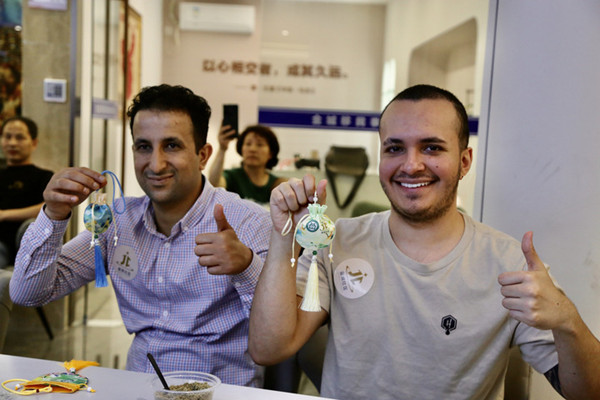 1717740196747098430.jpg 做香囊_副本.jpg