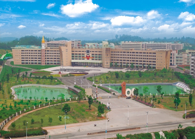 1583908217961073852.jpg 01美丽的化州一中.jpg