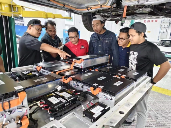 1728375621332051915.jpg 马来西亚教师在烟台职业学院培训_副本.jpg