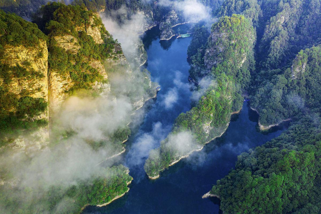 Clear skies unveil autumn splendor at Zhangjiajie's Baofeng Lake