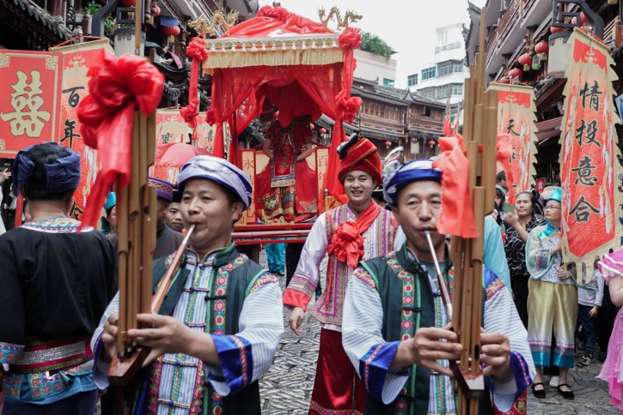 Ming Dynasty stone street attracts visitors in Guizhou