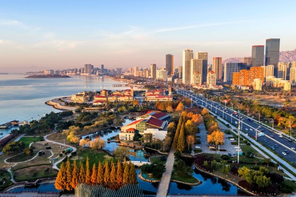 Vibrant early-winter colors paint coastal masterpiece in Qingdao