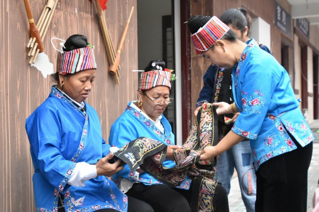 Embroidery proving major draw at bustling Guizhou market