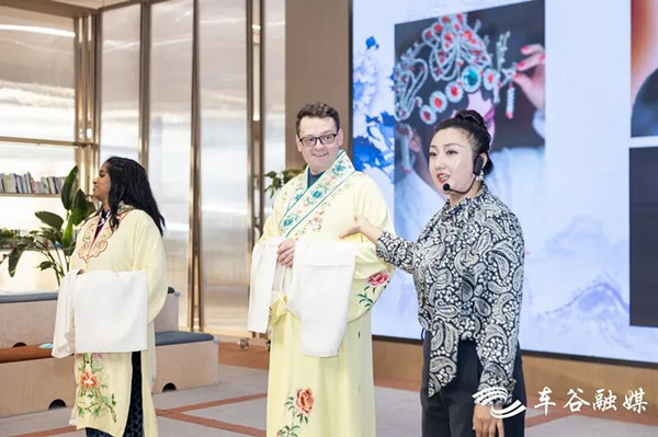 1763371435097003874.jpg 中外文化交流活动2_副本.jpg