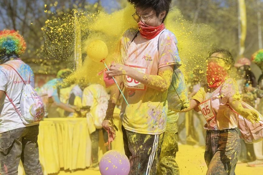 Color Run kicks off sports and tourism season in Tianjin