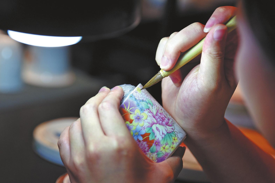 Ancient porcelain capital molding bright future