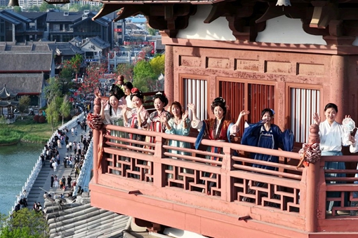Hanfu parade kicks off Heze Peony Cultural Tourism Festival