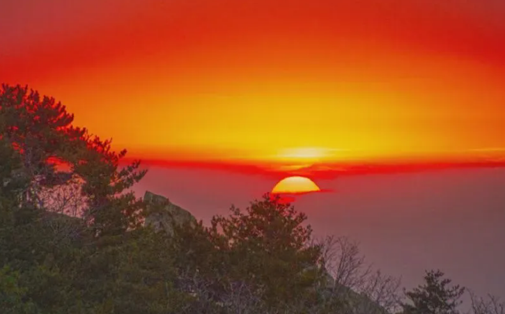 Chasing sunrise on Taishan Mountain