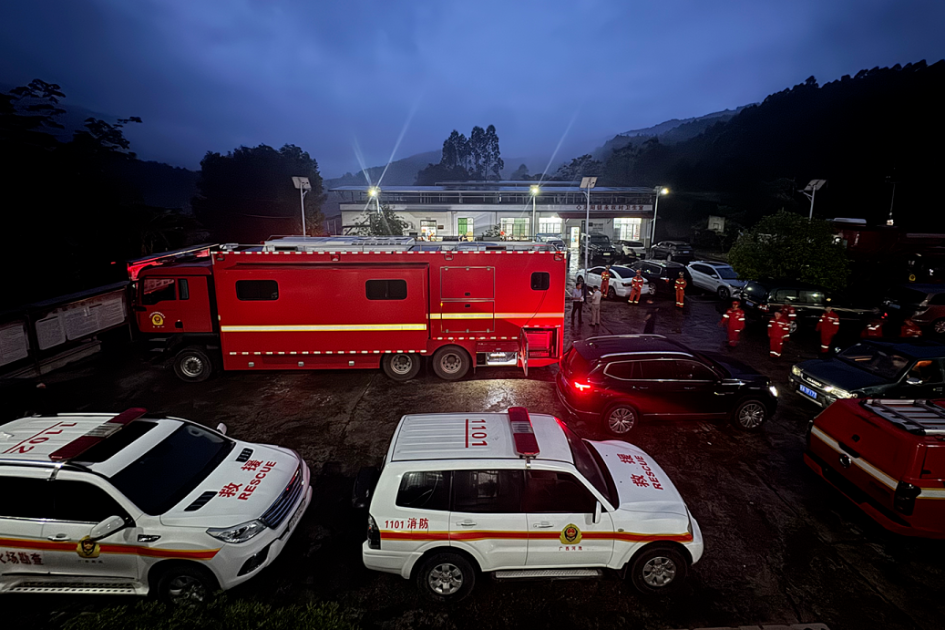 China sends team to Guangxi for vehicle plunge rescue