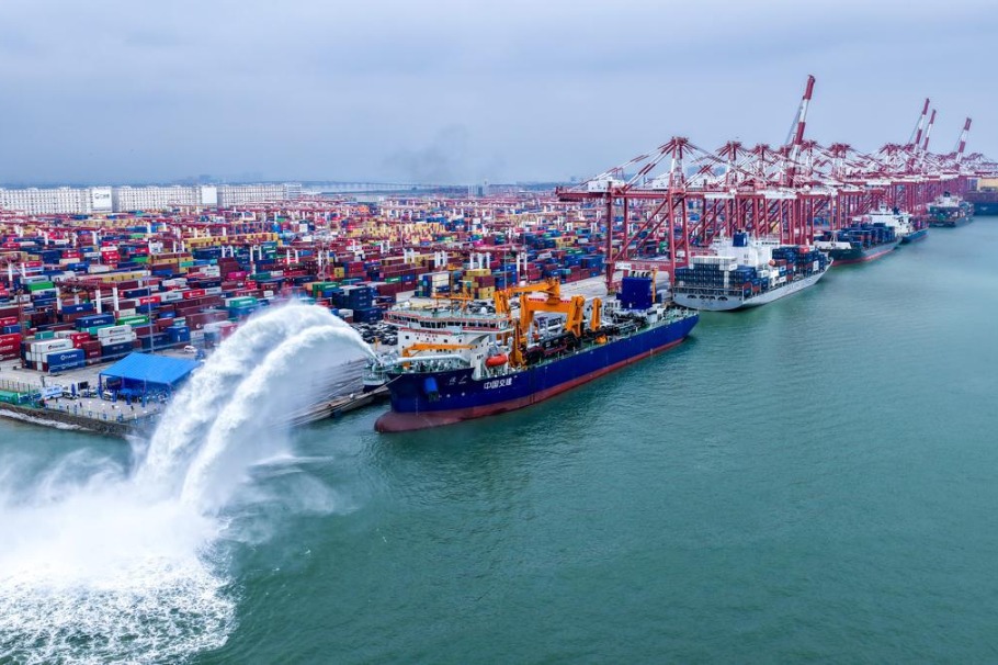 Chinese-developed mega dredger debuts in Guangzhou