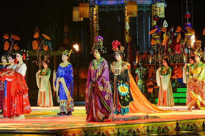 Rain adds new romance to outdoor dance drama in Xi’an