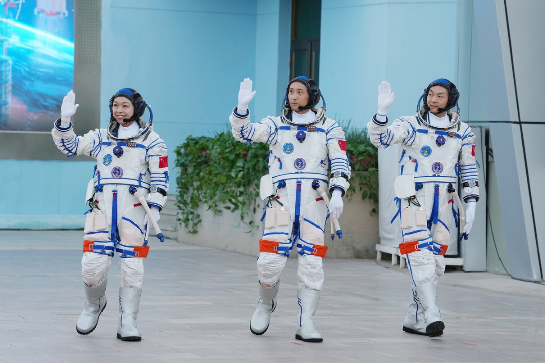 Shenzhou XXIII crew heads to launch tower after a see-off ceremony