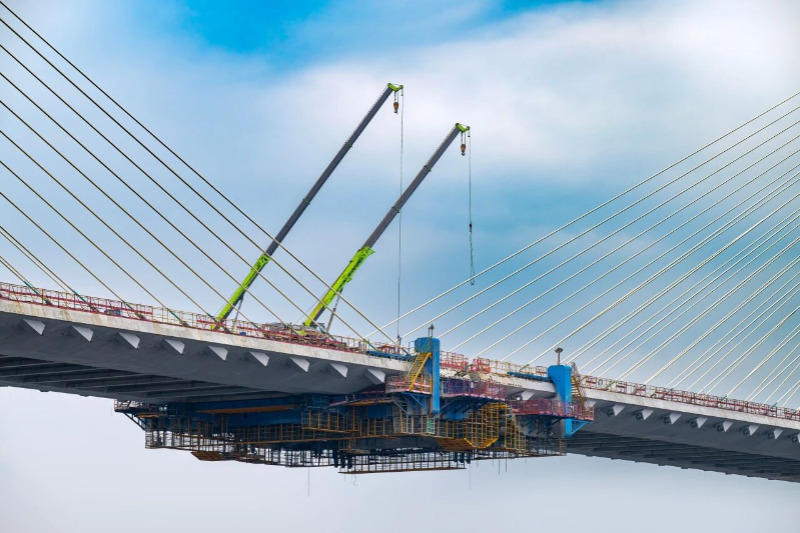 Towering Beijiang bridge takes shape