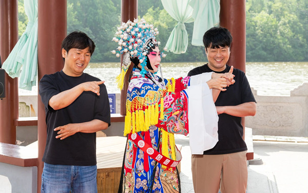 South Korean expats won over by Taizhou morning tea and Peking Opera