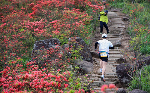 Runners embrace natural beauty in Quzhou's Changshan