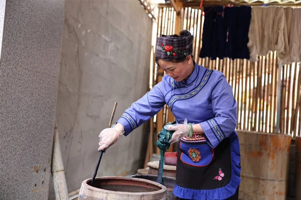 Ancient dyeing, silver crafting revive Fengshan's ethnic heritage