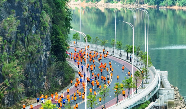 Health run features ethnic culture, scenic beauty in Bama
