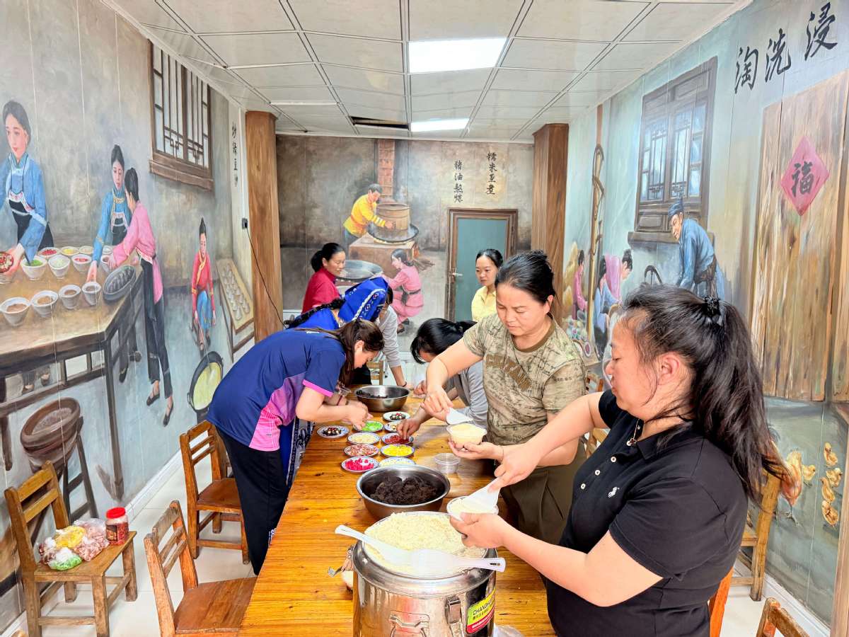 Ancient tradition, culinary arts revived in Huaiyuan ancient town during Sanyuesan Festival