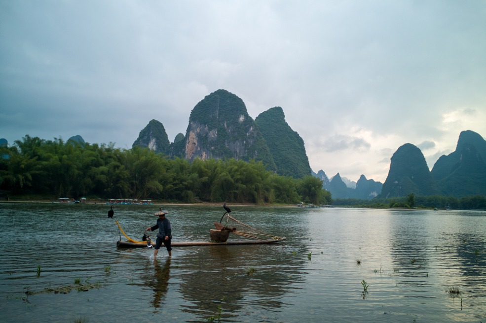 Electric rafts power up tourism along Lijiang River