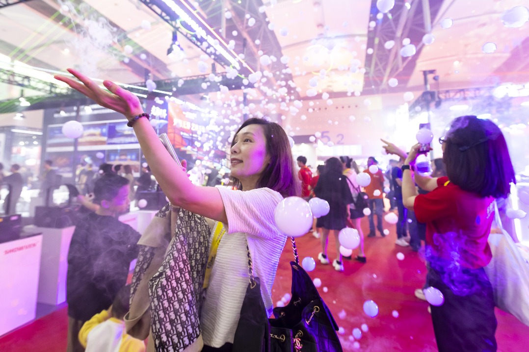 Robots, tai chi share stage at Guangzhou entertainment technology show