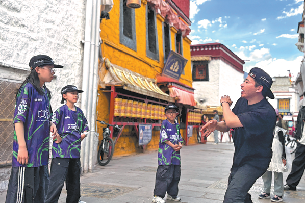 Tibetan street dance blends beats with traditional forms
