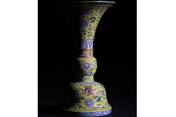 Elegant famille-rose vase from Wuhan Museum