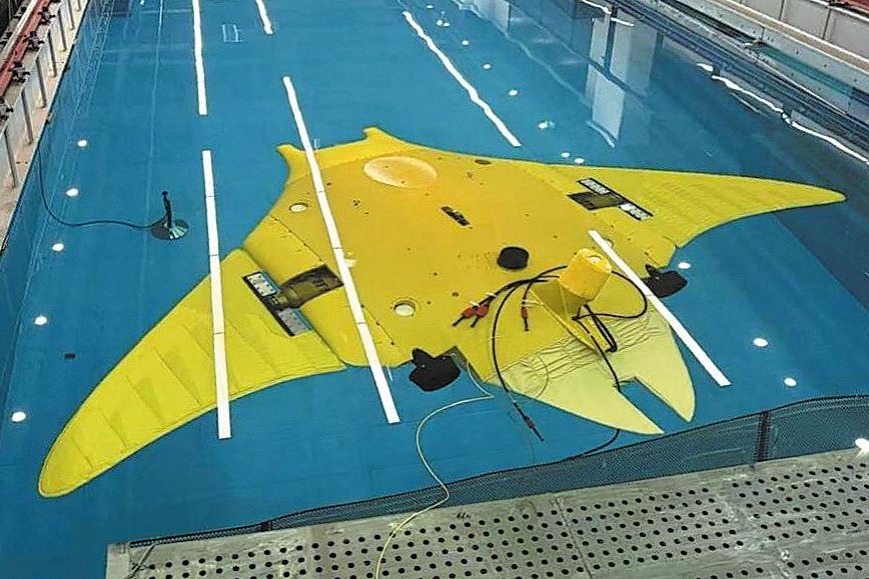 Manta ray submersible capable of reaching 2,000-meter depths