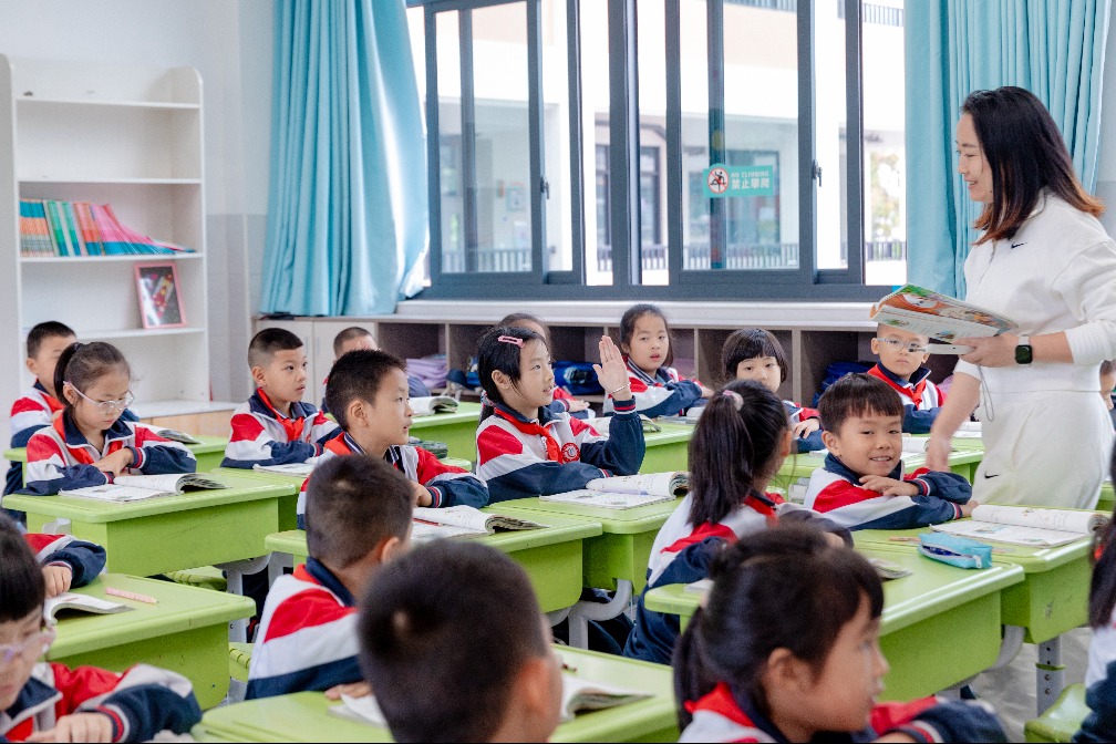 China strengthens support for migrant and left-behind children