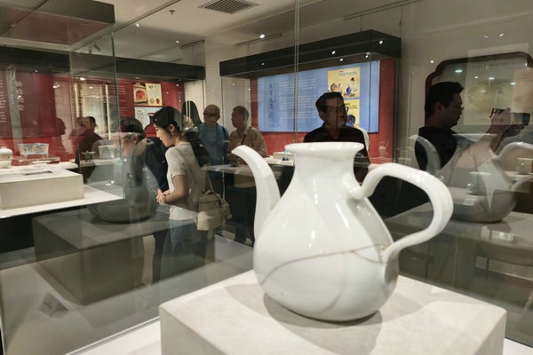 Porcelain exhibition opens in Beijing