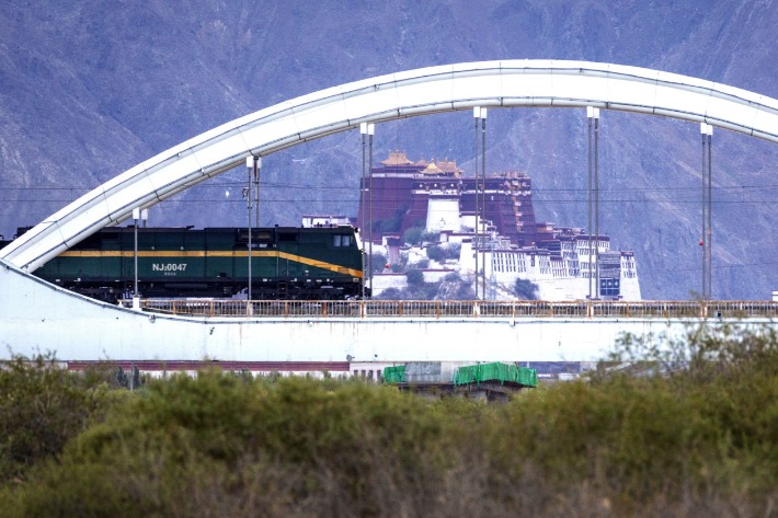 World's highest plateau railway marks 20th anniversary