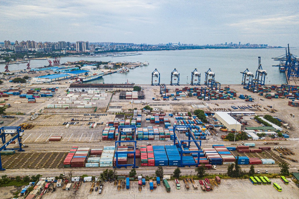 China’s ports handle record cargo, container volumes in 2025