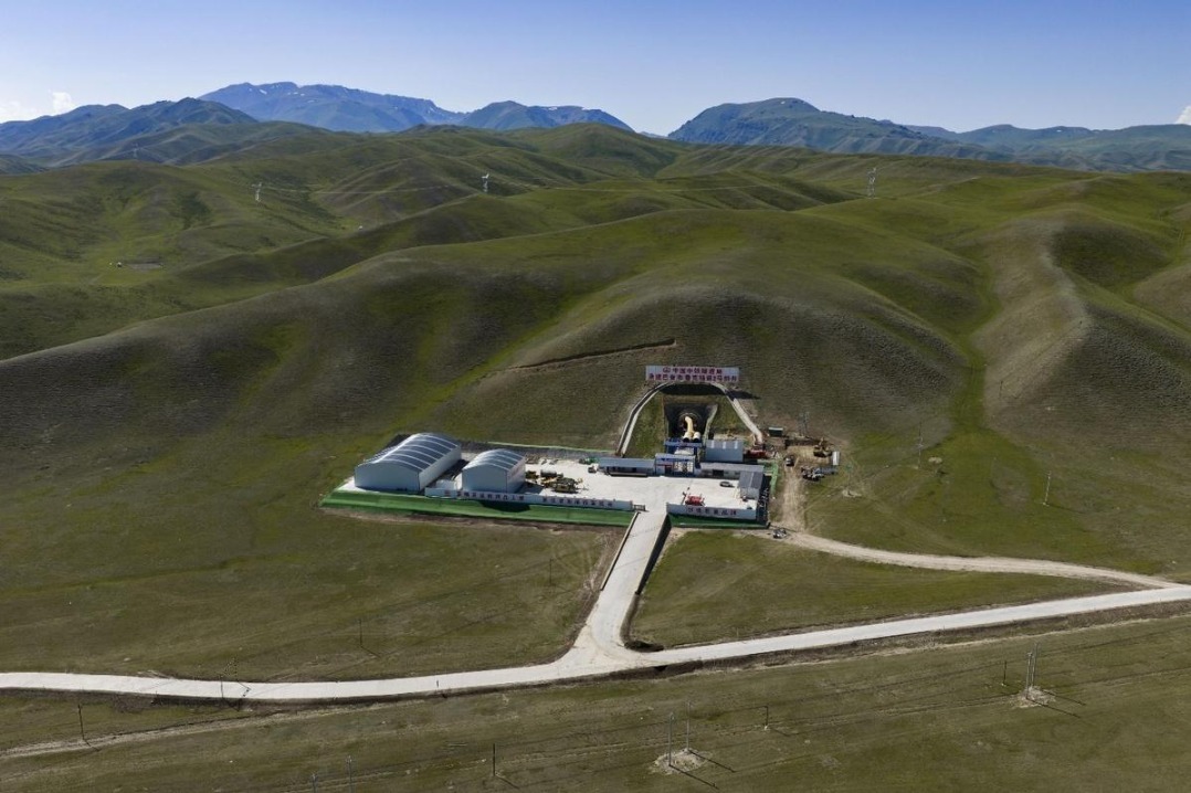 New railway connecting northern, southern Xinjiang starts full construction