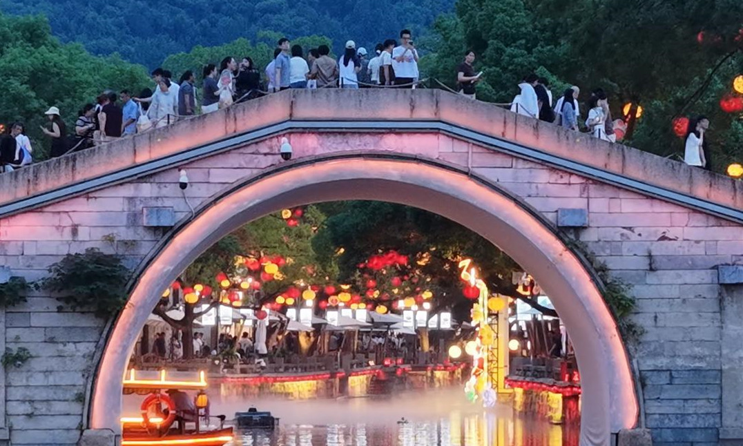 Intl visitors explore Wuxi's waterfront bazaar