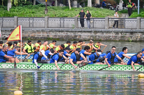 Intl boat race thrills Nantong's Haohe River