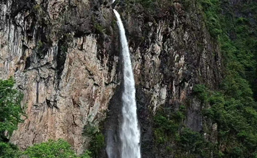 Quzhou's waterfalls offer serene escape into nature's cool embrace