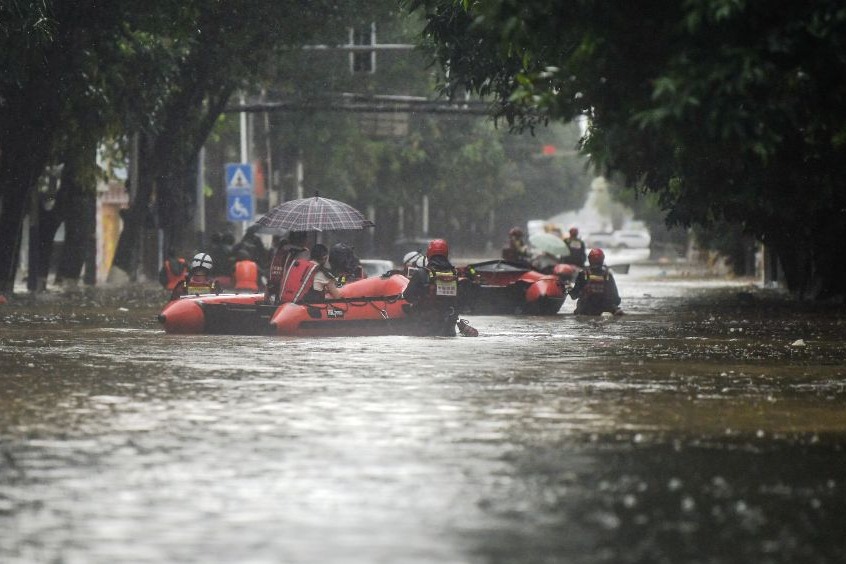 Heavy rain and winds batter China
