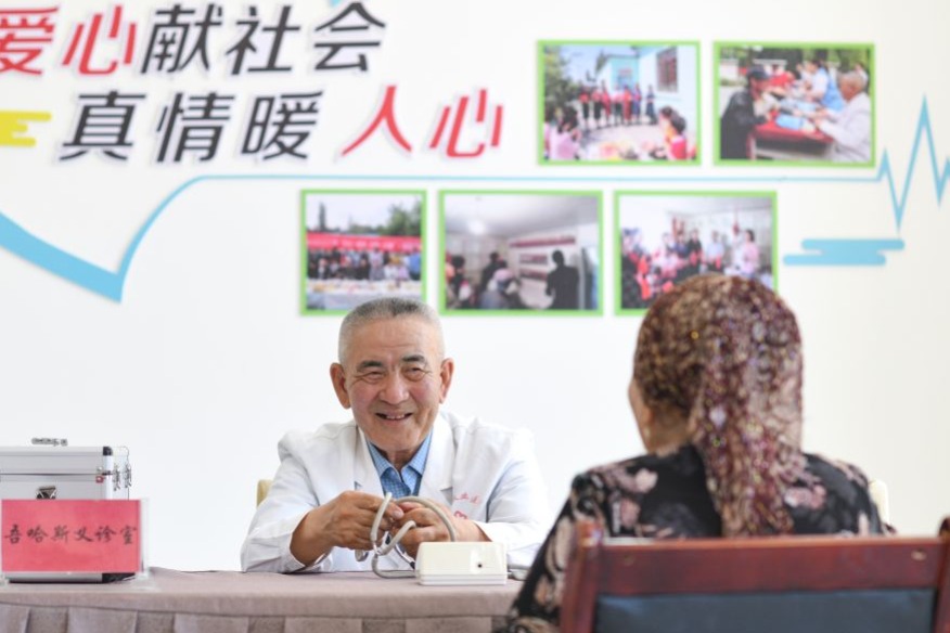 Xinjiang doctor honored for years of selfless service
