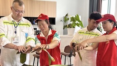 International sailors discover Dragon Boat Festival traditions in Zhoushan