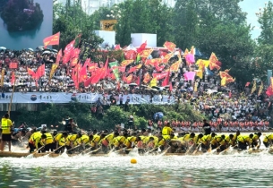 Dragon boat tournament kicks off in Guizhou