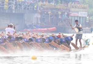 Guizhou's Jinjiang River hosts holiday dragon boat races