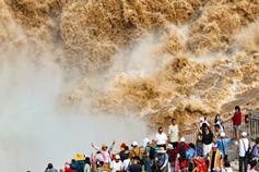 Increased rainfall, reservoir discharge turn Hukou Waterfall into spectacle