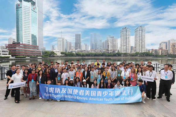 1783316580269057301.jpg 美国访问团1_副本.jpg