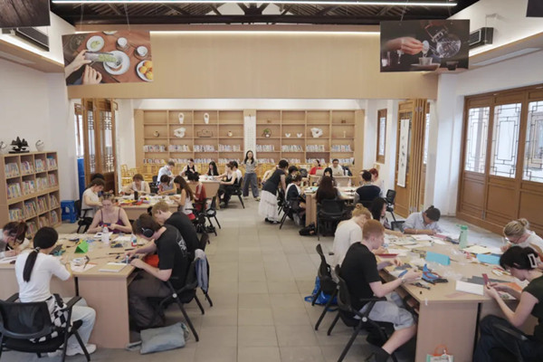 Intl students bring new ideas to Huzhou's intangible cultural heritage