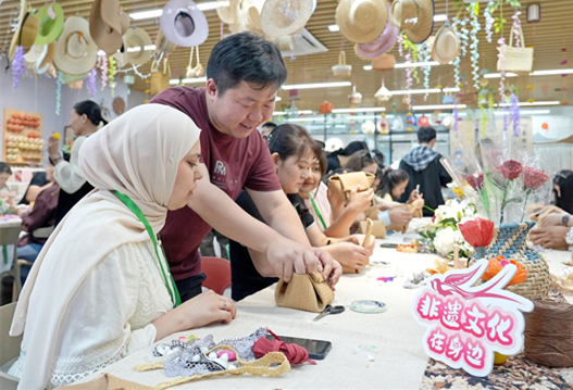 Uzbek students explore Chinese straw weaving in Wenling