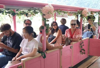 US youth explore Jingning's Nayun Resort